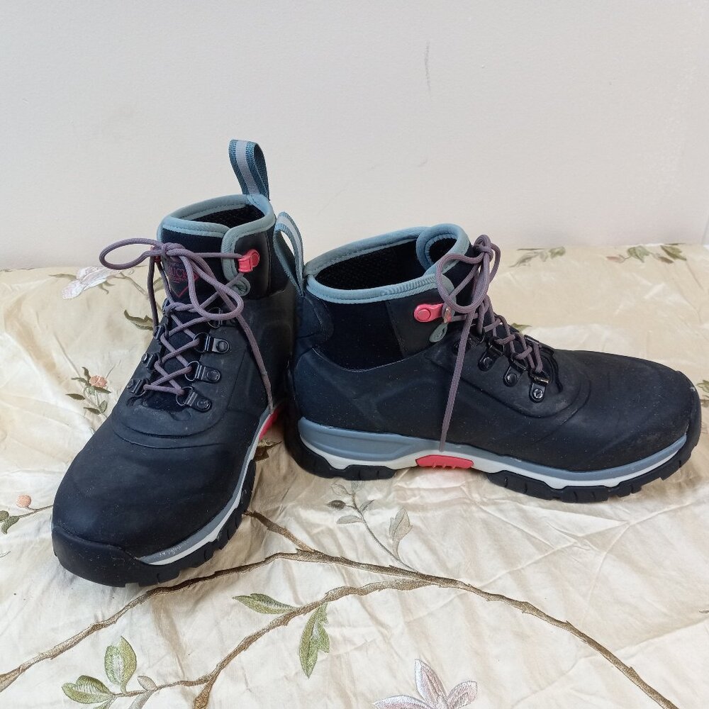 Women's MUCK waterproof rubber boots (size 7)